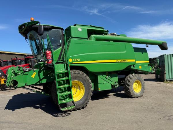 JD T670 - 2206 & 2915 Hours - SOLD