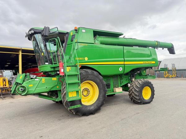 JD S690i HillMaster- 2339 & 3153 hours
